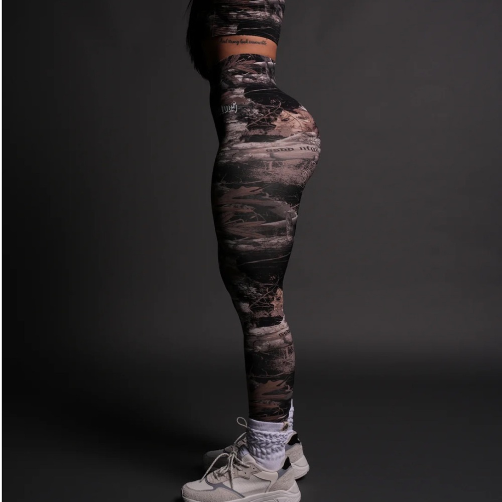 OUR PASSION "EVERSON SEAMLESS" SCRUNCH LEGGINGS IN DARC BROWN WOODLAND CAMO - Picture 12 of 12